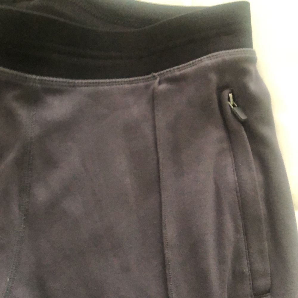 Fabletics leggings in dark gray w black waist 2 front zippers pockets & bottom - Picture 3 of 9